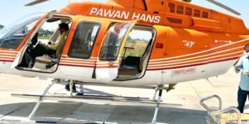 बीच समंदर में पवन हंस हेलीकॉप्टर की कराई गई इमरजेंसी लैंडिंग, 5 लोग सुरक्षित