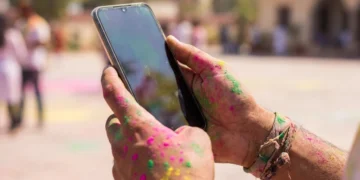 Holi के रंग कर देंगे महंगा Phone Cover खराब? Smartphone बचाने के ये 5 Tips आएंगे काम।