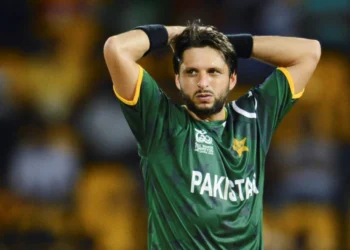 Pakistan Cricket में ‘पुराने बनाम नए’ की जंग! Shadab Khan के कमेंट पर Shahid Afridi का तीखा पलटवार