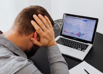 बंपर लिस्टिंग के बाद धराशायी हुआ शेयर! हाई से 45% टूटा, क्या फंस गए निवेशक?