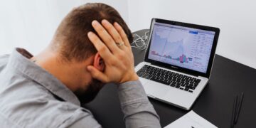 बंपर लिस्टिंग के बाद धराशायी हुआ शेयर! हाई से 45% टूटा, क्या फंस गए निवेशक?