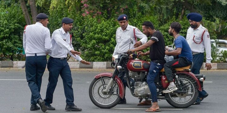 बार-बार ट्रैफिक रूल तोड़ने वालों की खैर नहीं! सरकार ला रही नया सिस्टम, रद्द हो सकता है ड्राइविंग लाइसेंस