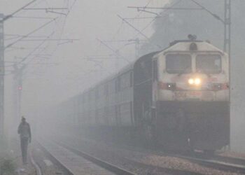 कोहरे के कारण दिल्ली से जाने वाली 60 से ज्यादा ट्रेनें प्रभावित, 7-8 घंटे देरी से चल रही, यहां देखें गाड़ियों की लिस्ट