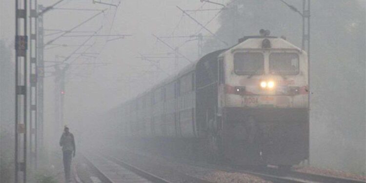 कोहरे के कारण दिल्ली से जाने वाली 60 से ज्यादा ट्रेनें प्रभावित, 7-8 घंटे देरी से चल रही, यहां देखें गाड़ियों की लिस्ट