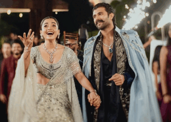 विजय-रश्मिका ने शेयर किए संगीत नाइट की तस्वीरें-वीडियो:कपल ने किया रोमांटिक डांस, विजय ने रश्मिका को बाहों में उठाकर घुमाया