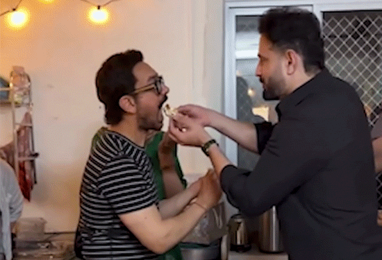 आमिर खान ने परिवार के साथ सेलिब्रेट किया 61वां जन्मदिन:गौरी, किरण राव और बच्चे रहे मौजूद; इरफान पठान ने शेयर किया सेलिब्रेशन का वीडियो