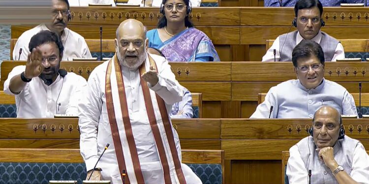 लोकसभा में अमित शाह विपक्ष पर जमकर बरसे, विरोध करने पर बोले- “सुनो, अब सुनना पड़ेगा”