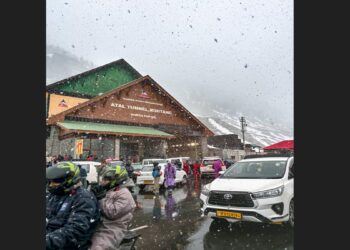 हिमाचल में फिर स्नोफॉल, मनाली में बर्फ गिरती देख झूम उठे पर्यटक; आने वाले दिनों में कैसा रहेगा मौसम?