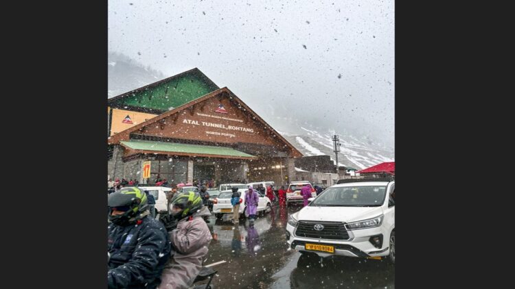 हिमाचल में फिर स्नोफॉल, मनाली में बर्फ गिरती देख झूम उठे पर्यटक; आने वाले दिनों में कैसा रहेगा मौसम?