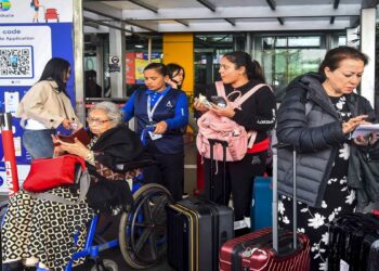 मध्य पूर्व संकट के चलते भारतीय एयरलाइनों की 281 इंटरनेशनल फ्लाइट्स कैंसिल, सरकार स्थिति पर रखे हुए है नजर