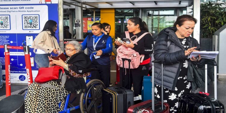 मध्य पूर्व संकट के चलते भारतीय एयरलाइनों की 281 इंटरनेशनल फ्लाइट्स कैंसिल, सरकार स्थिति पर रखे हुए है नजर