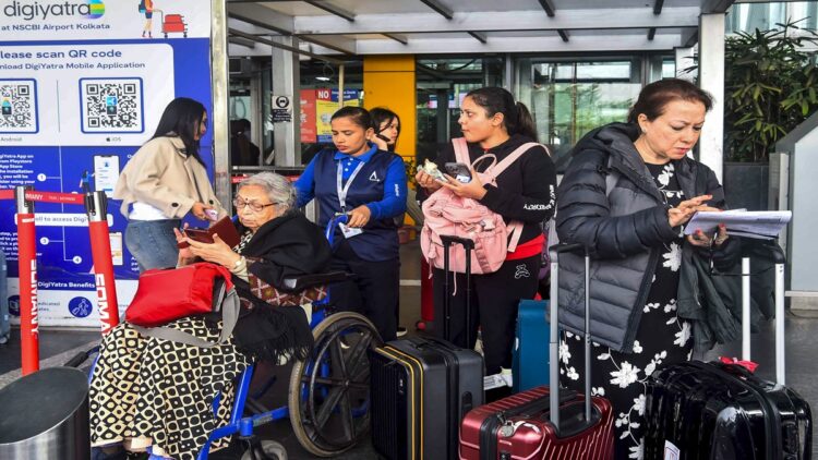 मध्य पूर्व संकट के चलते भारतीय एयरलाइनों की 281 इंटरनेशनल फ्लाइट्स कैंसिल, सरकार स्थिति पर रखे हुए है नजर