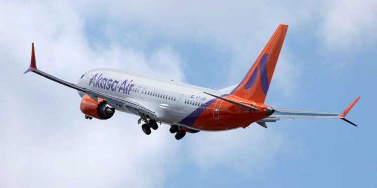 ₹1300 रुपये तक महंगी होंगी फ्लाइट टिकट, अकासा एयर यात्रियों से वसूलेगी फ्यूल सरचार्ज