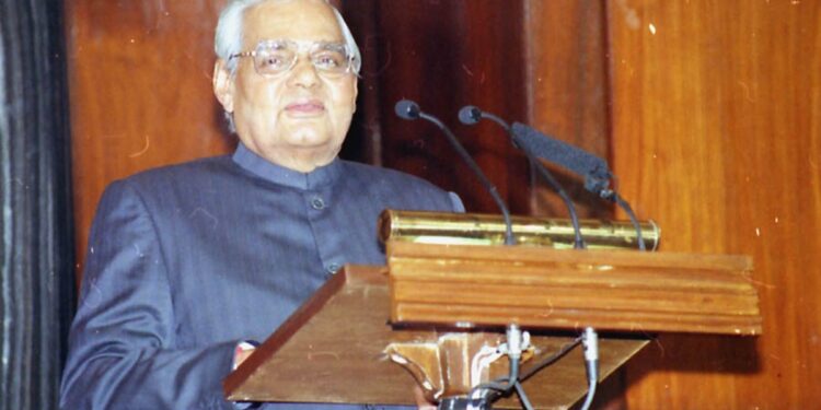 अटल जी के जीवन का वो दौर, जब उनके पिता रहे क्लासमेट, हॉस्टल में भी रहते थे एक साथ