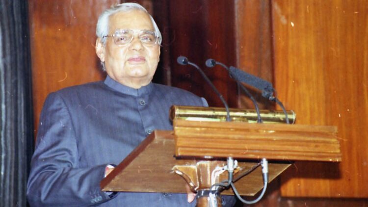 अटल जी के जीवन का वो दौर, जब उनके पिता रहे क्लासमेट, हॉस्टल में भी रहते थे एक साथ