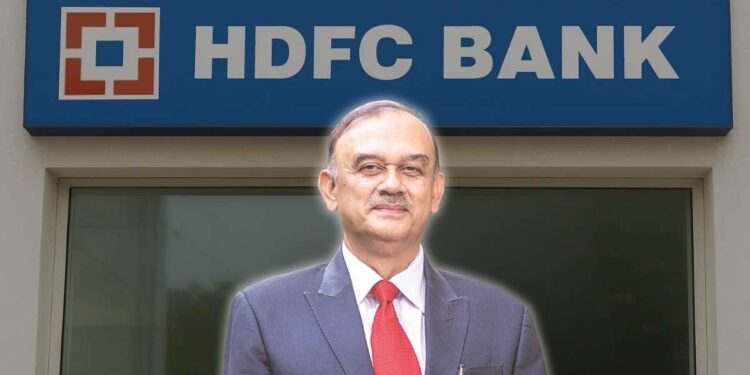 HDFC बैंक में बड़ा झटका! चेयरमैन अतनु चक्रवर्ती का अचानक इस्तीफा, बैंकिंग जगत में मची खलबली