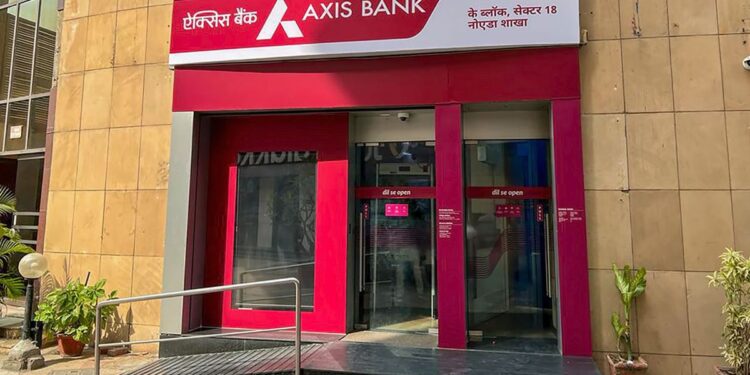 ATM से नहीं निकला कैश और खाते से पैसे भी कट गए, ग्राहक ने AXIS Bank के खिलाफ जीता केस