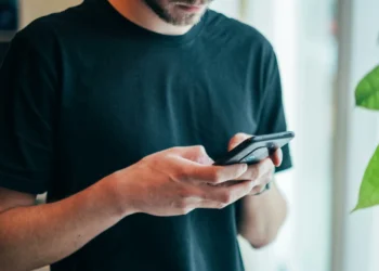 Background Apps बार-बार हटाना है बड़ी गलती! Phone की Performance होगी खराब, जानें सच्चाई