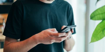 Background Apps बार-बार हटाना है बड़ी गलती! Phone की Performance होगी खराब, जानें सच्चाई