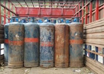 रसोई गैस की कालाबाजारी करने वाले 10 लोग गिरफ्तार, 414 कमर्शियल सिलेंडर जब्त