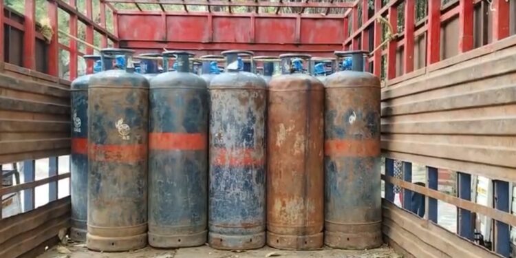 रसोई गैस की कालाबाजारी करने वाले 10 लोग गिरफ्तार, 414 कमर्शियल सिलेंडर जब्त