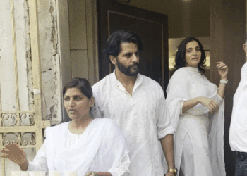 करणवीर बोहरा के पिता महेंद्र बोहरा की प्रेयर मीट:हेलेन और मुकेश खन्ना समेत कई सेलेब्स श्रद्धांजलि देने पहुंचे