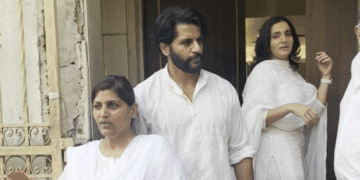 करणवीर बोहरा के पिता महेंद्र बोहरा की प्रेयर मीट:हेलेन और मुकेश खन्ना समेत कई सेलेब्स श्रद्धांजलि देने पहुंचे