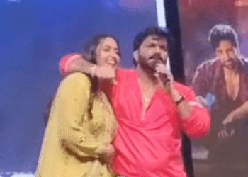 Pawan Singh & Kajal Raghavani Stage Romance
