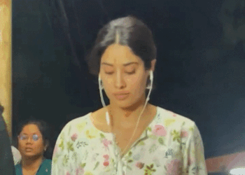 नंगे पैर तिरुमला मंदिर पहुंचीं जाह्नवी कपूर:3550 सीढ़ियां चढ़कर मनाया जन्मदिन, भगवान वेंकटेश्वर के दर्शन किए