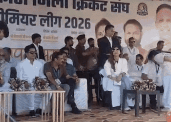 शिल्पा शेट्टी को देखने के लिए पुलिस से भिड़े लोग:स्टेज पर चढ़ने लगे, धक्का-मुक्की हुई; मैच के बीच मैदान में घुसे