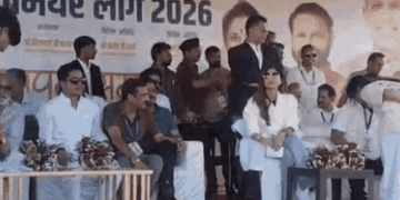 शिल्पा शेट्टी को देखने के लिए पुलिस से भिड़े लोग:स्टेज पर चढ़ने लगे, धक्का-मुक्की हुई; मैच के बीच मैदान में घुसे