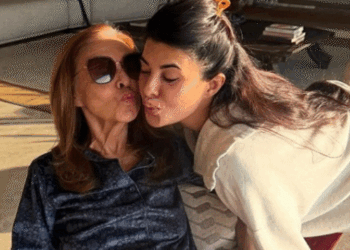 वाराणसी पहुंचीं अभिनेत्री जैकलिन फर्नांडिस:मां की अस्थियां गंगा में विसर्जित कीं, बोलीं- हमें सनातन धर्म बहुत पसंद