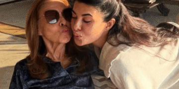 वाराणसी पहुंचीं अभिनेत्री जैकलिन फर्नांडिस:मां की अस्थियां गंगा में विसर्जित कीं, बोलीं- हमें सनातन धर्म बहुत पसंद