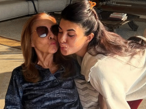 वाराणसी पहुंचीं अभिनेत्री जैकलिन फर्नांडिस:मां की अस्थियां गंगा में विसर्जित कीं, बोलीं- हमें सनातन धर्म बहुत पसंद