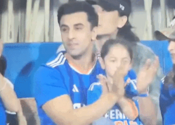 भारत-इंग्लैंड का T20 मैच देखने पहुंचे सेलेब्स:रणबीर-आलिया बेटी राहा के साथ नजर आए; वानखेड़े स्टेडियम में वरुण धवन और अनिल कपूर भी दिखे