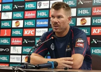 PSL कैप्टन प्रेस कॉन्फ्रेंस के दौरान भड़के डेविड वॉर्नर, अन्य कप्तानों को बताया स्कूली बच्चा