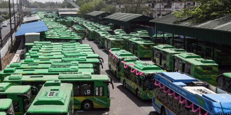 Delhi में बस का सफर होगा Super-Fast, Smart Bus Stop पर मिलेगी रूट से लेकर भीड़ तक की Real-time जानकारी.