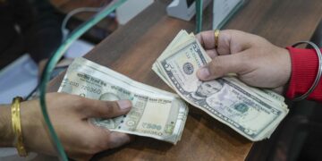 94.03 प्रति डॉलर के रिकॉर्ड निचले स्तर पर पहुंचा रुपया, आज दर्ज की गई 50 पैसे की गिरावट
