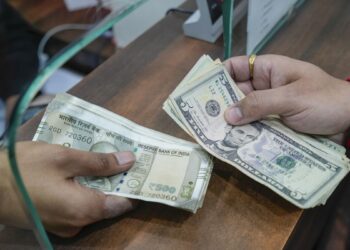 रुपये में 14 साल की सबसे बड़ी गिरावट, वित्त वर्ष 2025-26 में 10% कमजोर हुई भारतीय मुद्रा