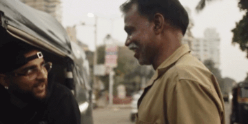 पंजाबी सिंगर करण औजला की दरियादिली:मुंबई में 2 ऑटो ड्राइवरों के चालान भरे, नाम सुनते ही एक ने लगा लिया गले