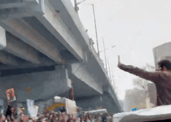 जूनियर एनटीआर के फैंस ने हॉस्पिटल में की तोड़फोड़:उदघाटन करने पहुंचे एक्टर को देखने उमड़ी भीड़, अफरा-तफरी मची, पुलिस ने की लाठीचार्ज