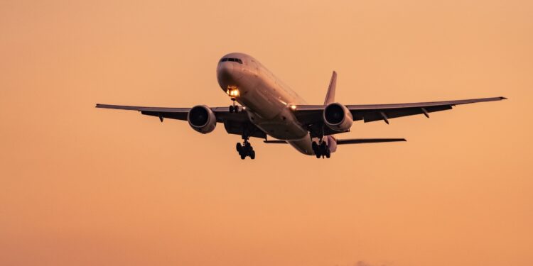 फ्लाइट का किराया होगा सस्ता! सरकार ने 60% सीटें फ्री रखने का दिया आदेश, एयरलाइंस के मनमानी चार्ज पर लगेगी लगाम