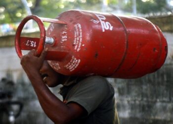 बुकिंग के बाद भी नहीं मिल रहा LPG गैस सिलेंडर? तो तुरंत करें शिकायत; ये रहे Bharat Gas, Indane और HP के ऑफिशियल नंबर