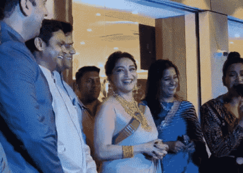 Uttar Pradesh Bollwood Actress Madhuri dixit gorakhpur fans dhak dhak song Ravi kishan