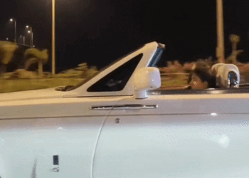 अनंत अंबानी की पत्नी राधिका के साथ लेट नाइट ड्राइव,VIDEO:सफेद रंग की रोल्स-रॉयस में नजर आए, बांद्रा-वर्ली सी-लिंक पर कार दौड़ाई