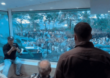 सलमान खान ने फैंस को ईद की मुबारकबाद दी:सलीम खान भी रहे मौजूद, इस खास मौके आमिर खान से मिलने राज ठाकरे पहुंचे