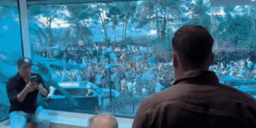 सलमान खान ने फैंस को ईद की मुबारकबाद दी:सलीम खान भी रहे मौजूद, इस खास मौके आमिर खान से मिलने राज ठाकरे पहुंचे