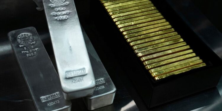 एक झटके में ₹32,000 महंगी हुई चांदी, सोने की कीमतों में ₹8100 की तेजी- चेक करें आज के ताजा भाव