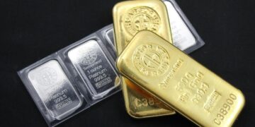 आज 11,000 रुपये महंगी हुई चांदी, सोने की कीमतों में मामूली बढ़ोतरी- चेक करें आज के ताजा भाव