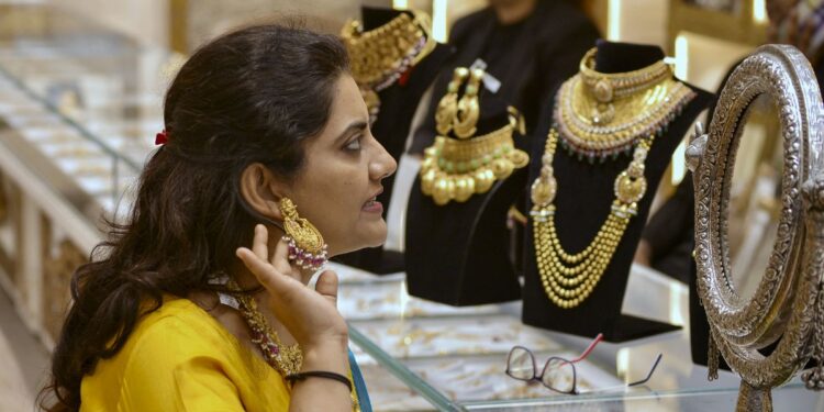 आज फिर औंधे मुंह गिरा सोने-चांदी का भाव, ₹11,000 सस्ती हुई चांदी- चेक करें आज की ताजा कीमतें